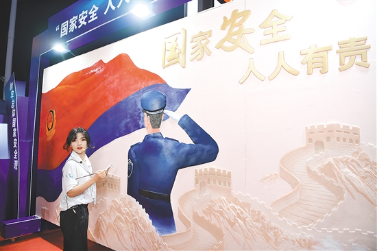 2022年，我市邀請(qǐng)知名壁畫師張麗佳在大型商超現(xiàn)場(chǎng)創(chuàng)作了一幅2.44米高的巨型浮雕壁畫——《國家安全人人有責(zé)》。