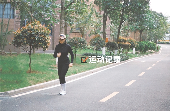 阿鈺跑步注重正確姿勢(shì)和持續(xù)堅(jiān)持。