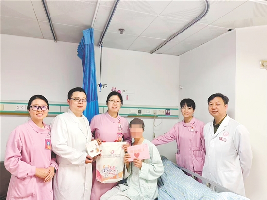 結(jié)束了最后一次化療，李女士收到了粉紅色的“抗癌畢業(yè)證書”。