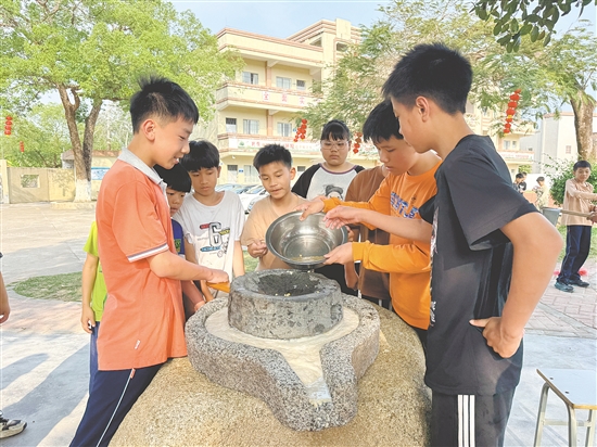 把傳統(tǒng)工具搬入校園，讓學生通過親身實踐感受先輩的勞動智慧，在勞動中感知生活的氣息。