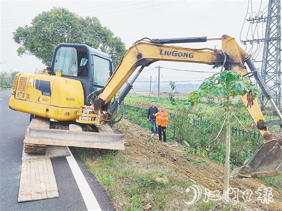 路政執(zhí)法人員安全有序地開展清理工作，恢復(fù)路肩原狀。