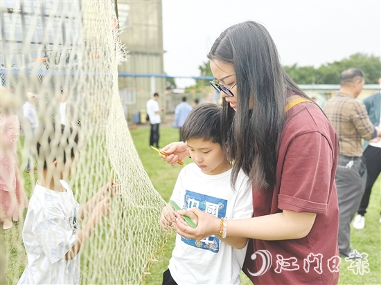 現(xiàn)場(chǎng)，不少小朋友參與其中，現(xiàn)場(chǎng)充滿歡聲笑語。
