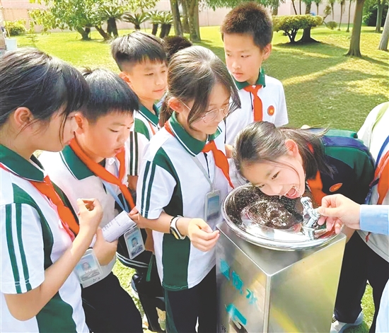 學(xué)生們輪流品嘗經(jīng)過(guò)深度處理的直飲水，紛紛點(diǎn)贊“有點(diǎn)甜”。