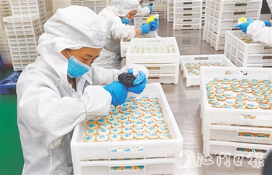工人在餅干上裝裱卡通圖案。