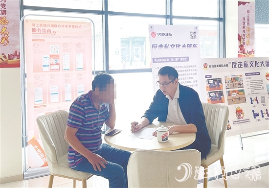 在調(diào)解過程中，江磊泉（右）為群眾普法。