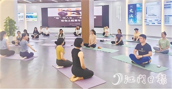 學(xué)員們進行靜坐冥想與呼吸調(diào)整，進入放松狀態(tài)。