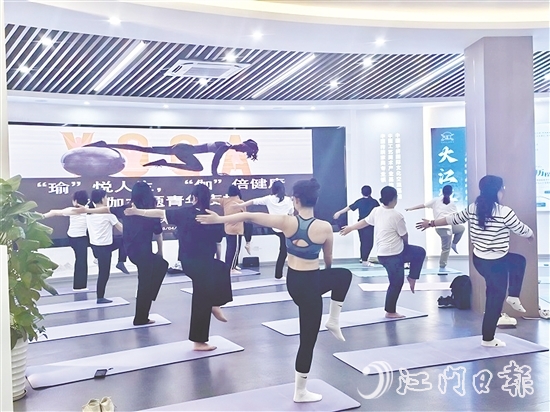 學(xué)員們跟隨導(dǎo)師練習(xí)，在體式轉(zhuǎn)換中體會力量與柔韌的平衡。