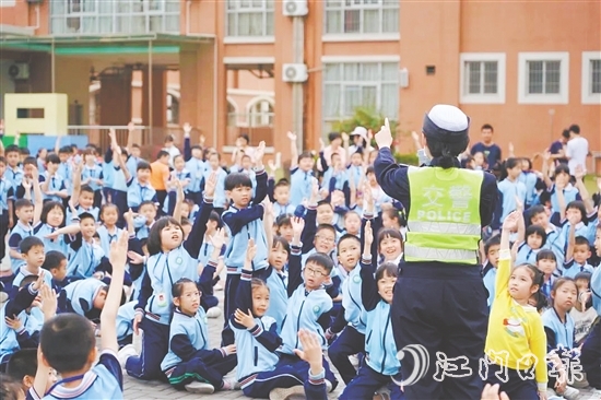 學(xué)生們踴躍參與互動問答。