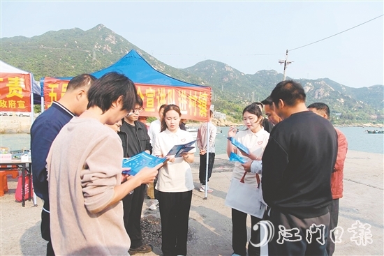 五邑青年國(guó)家安全宣講隊(duì)向漁民講解國(guó)家安全知識(shí)。