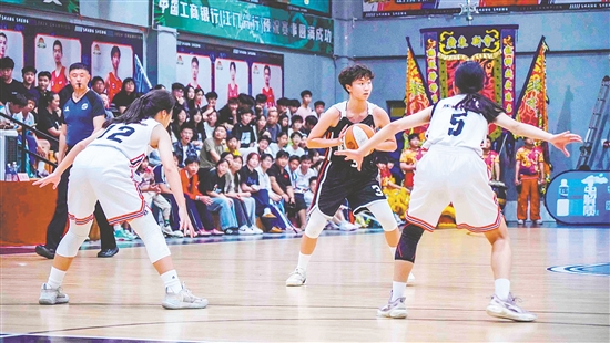 運動員在場上進行激烈比拼。