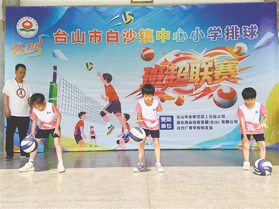 低年級學(xué)生在“拍球大挑戰(zhàn)”限時(shí)比賽中展開比拼。