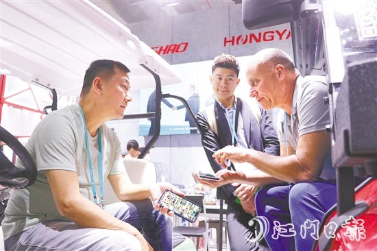 在江門(mén)鴻雅科技有限公司展位現(xiàn)場(chǎng)，來(lái)自美國(guó)邁阿密的客商正積極與企業(yè)商討合作方式。劉淑君