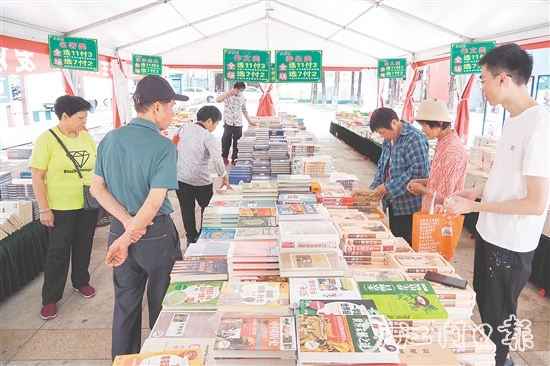 市民在購(gòu)書(shū)區(qū)挑選圖書(shū)。