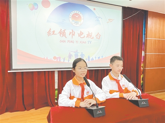 沙坪街道第一小學(xué)結(jié)合學(xué)生實(shí)際需求，積極打造豐富多彩的“小海鷗”節(jié)目內(nèi)容。圖為學(xué)生在為“紅領(lǐng)巾電視臺”錄制節(jié)目。