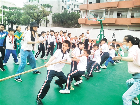 雙方隊員緊握長繩，齊心協(xié)力，鼓足勁拼命往后拉，全力以赴為班級榮譽(yù)而戰(zhàn)。