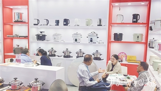 廣交會(huì)現(xiàn)場(chǎng)，新會(huì)企業(yè)展區(qū)吸引不少客商駐足洽談新商機(jī)。