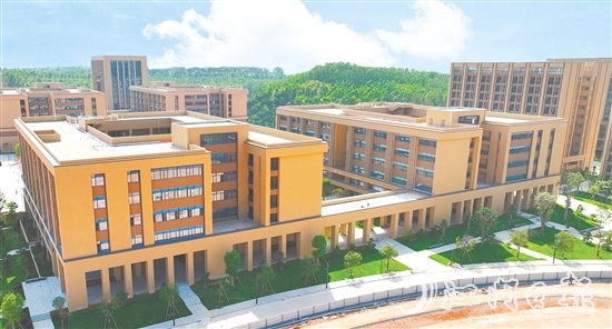 雙水鎮(zhèn)將全力打造大灣區(qū)國際職教城。圖為建設(shè)中的廣州軟件學(xué)院江門校區(qū)。
