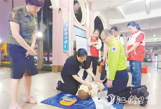 市民現(xiàn)場學習應急救護知識。