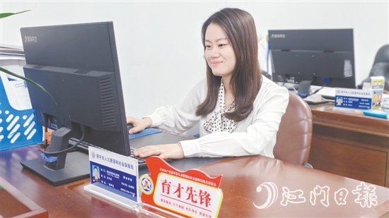 “人社先鋒”亮牌，發(fā)揮示范效應(yīng)。
