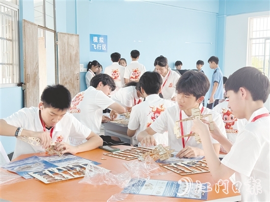學(xué)生們拼裝“馮如一號(hào)”模型。