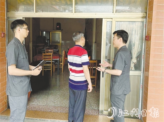 法官到李大爺家回訪，發(fā)現(xiàn)損壞的房屋已經(jīng)基本修復(fù)。