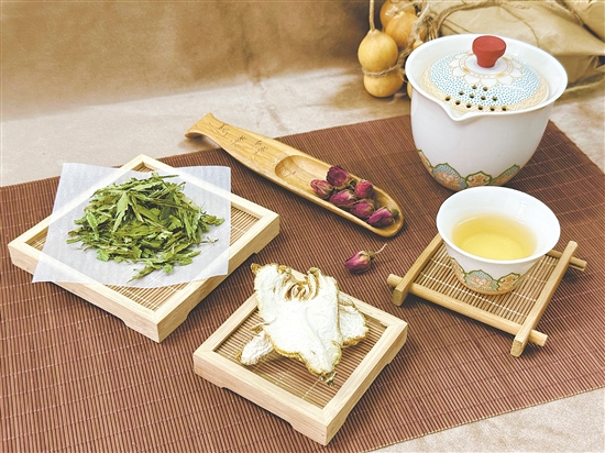 養(yǎng)生茶飲適合各年齡段市民飲用。