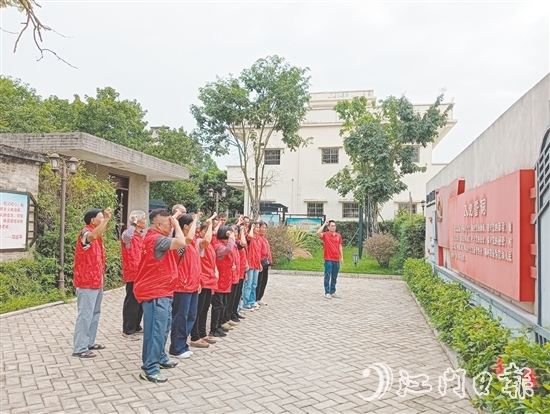 發(fā)展紅色旅游是以敬村振興鄉(xiāng)村產(chǎn)業(yè)的重要抓手，該村充分挖掘利用本地紅色資源，打造沉浸式研學(xué)體驗(yàn)。