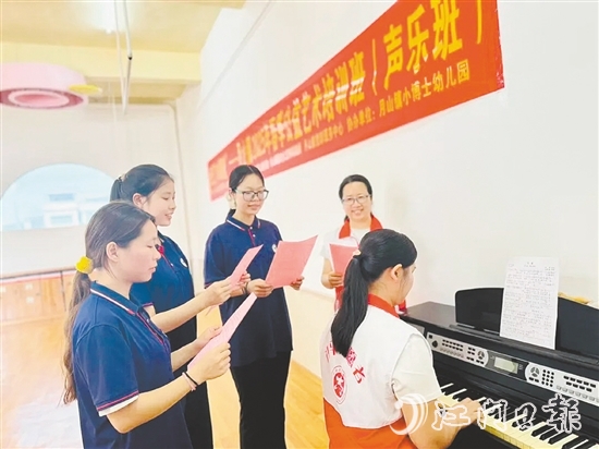 學員們在老師的指導下練習發(fā)聲技巧。