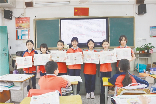 蓬江區(qū)發(fā)展小學(xué)學(xué)生展示讀書筆記。