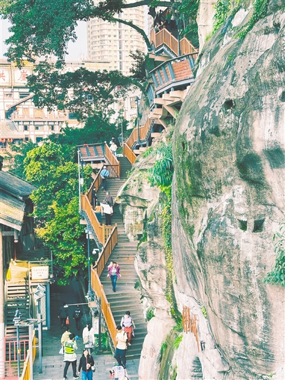 沿山城步道拾級(jí)而上，感受重慶山城的魅力。