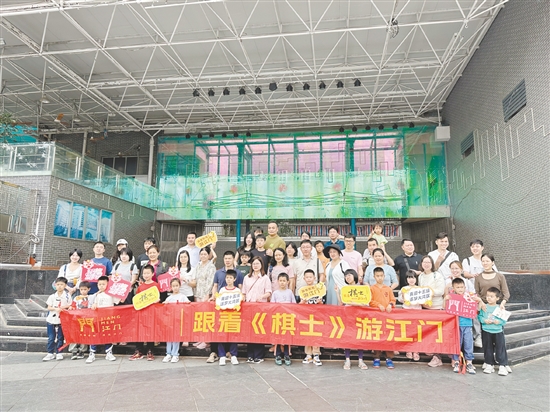 棋手們與家人一同打卡長堤歷史文化街區(qū)。