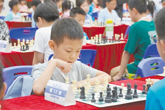 棋手們?cè)谄灞P上智力交鋒。