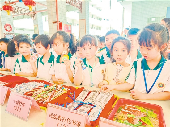 學(xué)生們以積攢的獎(jiǎng)?wù)聝稉Q心儀獎(jiǎng)品。