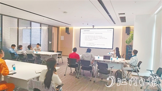 培訓(xùn)現(xiàn)場，企業(yè)工作人員認真了解歐盟碳關(guān)稅政策。