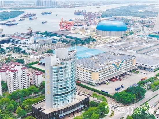 雙水鎮(zhèn)產(chǎn)業(yè)基礎(chǔ)雄厚。圖為廣東銀洲湖紙業(yè)基地。
