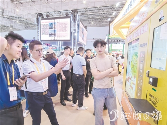 方便米飯、方面湯水只需要在智能售賣機配套的微波爐上加熱便可品嘗，便捷、美味又營養(yǎng)。