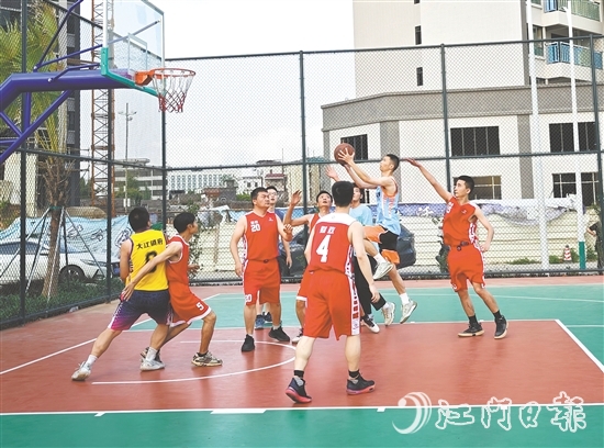 比賽現(xiàn)場(chǎng)，雙方隊(duì)員展現(xiàn)了高超的籃球技藝。