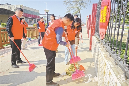 江門置業(yè)發(fā)展的黨員多次開展清潔志愿服務(wù)活動(dòng)，助力鄉(xiāng)村人居環(huán)境改善。