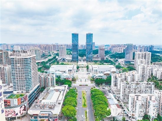環(huán)市街道位于蓬江區(qū)中心區(qū)域，位于珠三角“1小時(shí)商圈”內(nèi)，交通便利，區(qū)位優(yōu)勢(shì)明顯。圖為環(huán)五邑華僑廣場(chǎng)商圈一帶。劉淑君