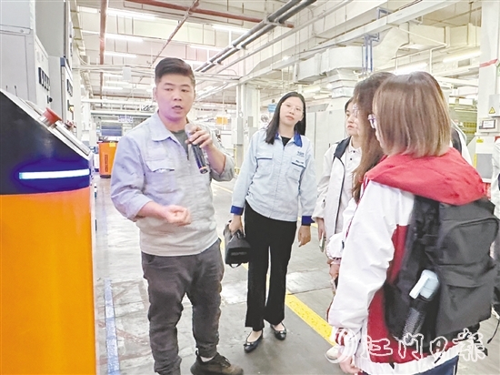 在雅圖仕倉儲物流環(huán)節(jié)，AGV智能叉車發(fā)揮重要作用。