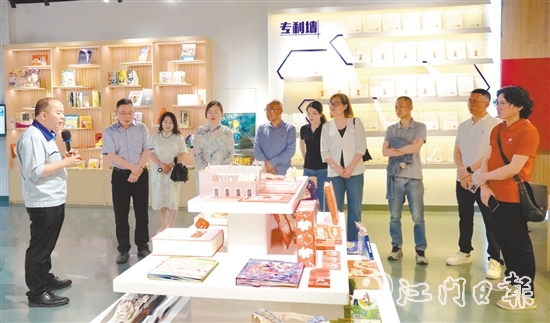 學(xué)員們參觀雅圖仕印刷成品展示館。