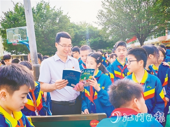 沙坪二小的學(xué)生在“跳蚤書市”上換到自己喜愛的書籍。