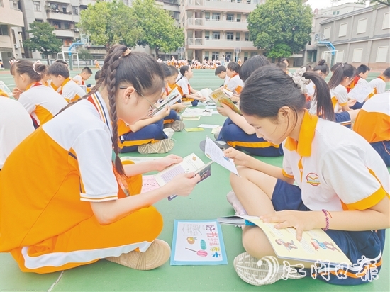 沙坪一小學(xué)生根據(jù)“好書推薦卡”的引導(dǎo)，認(rèn)真品讀圖書。