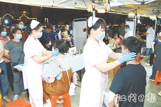 中醫(yī)“大咖”化身攤主，為市民提供“一對一”問診、健康指導(dǎo)等服務(wù)。