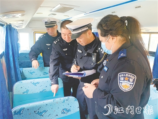 交警聯(lián)合教育部門對恩平市校車開展全面排查。