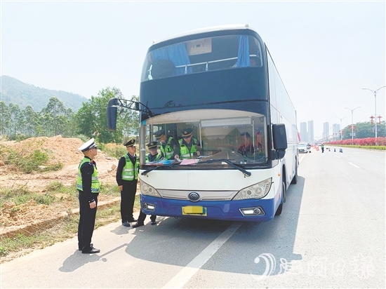 交警部門在重點區(qū)域設(shè)置流動檢查點，嚴(yán)查客運車輛違規(guī)攬客、不按核定線路行駛等亂象。