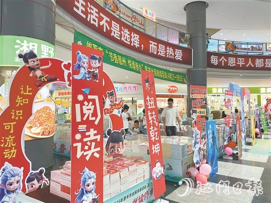 活動現(xiàn)場有5萬多冊書籍供大家免費閱讀。