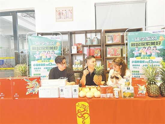 羅家宏（中）在直播帶貨。