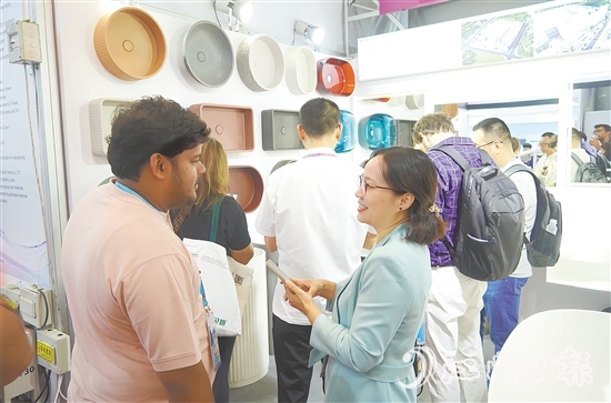 利多邦衛(wèi)浴展位吸引不少客商前來咨詢交流。
