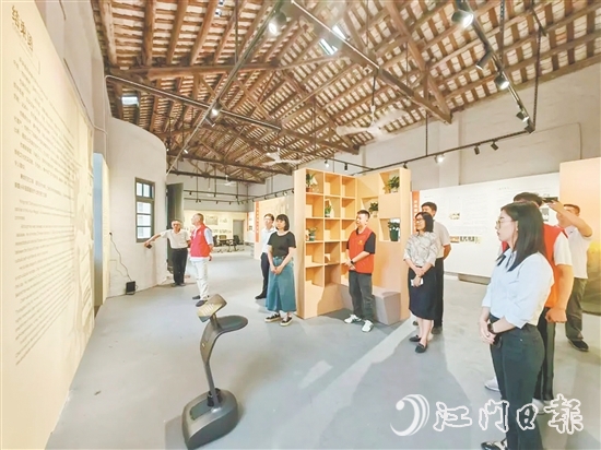 智能機(jī)器人為大家講解陳榮捷事跡。